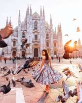 Девушка перед собором Праги