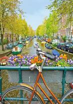 Велосипед возле реки в Амстердаме