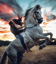 Поцелуй верхом на лошади